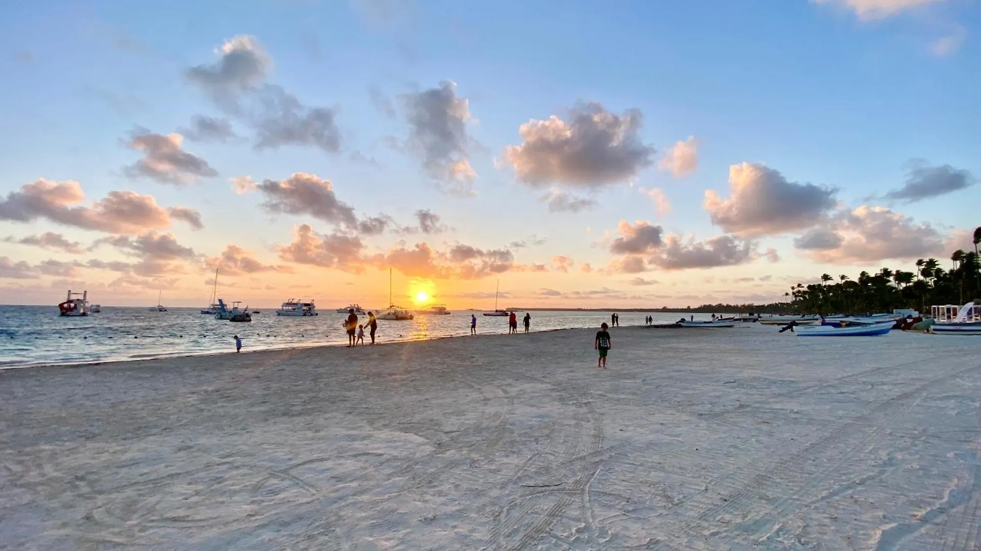 Madonna Pool Beach Los Corales Punta Cana